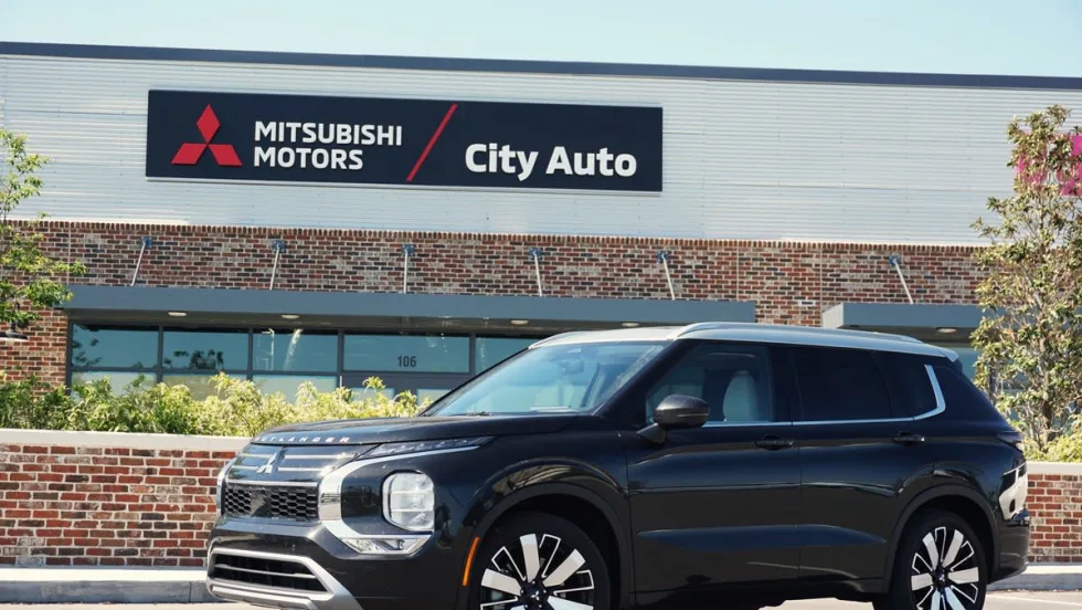 2026 Mitsubishi Outlander in front of the company’s first national Gallery dealer facility