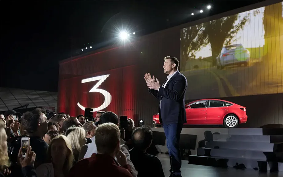 Musk Taunts Dealers as Tesla Shutters Stores