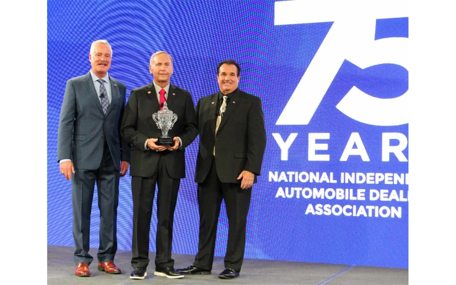 Henry Mullinax Receives Michael R. Linn NIADA Lifetime Achievement Award