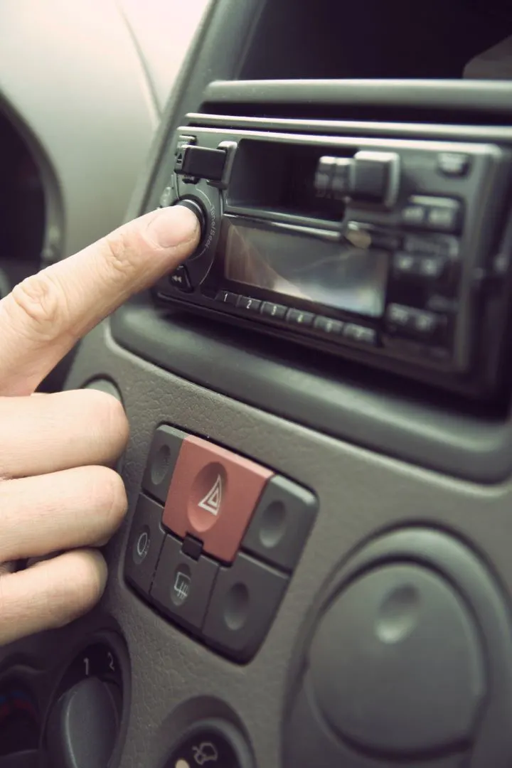 Bill Would Mandate AM Radio in Cars