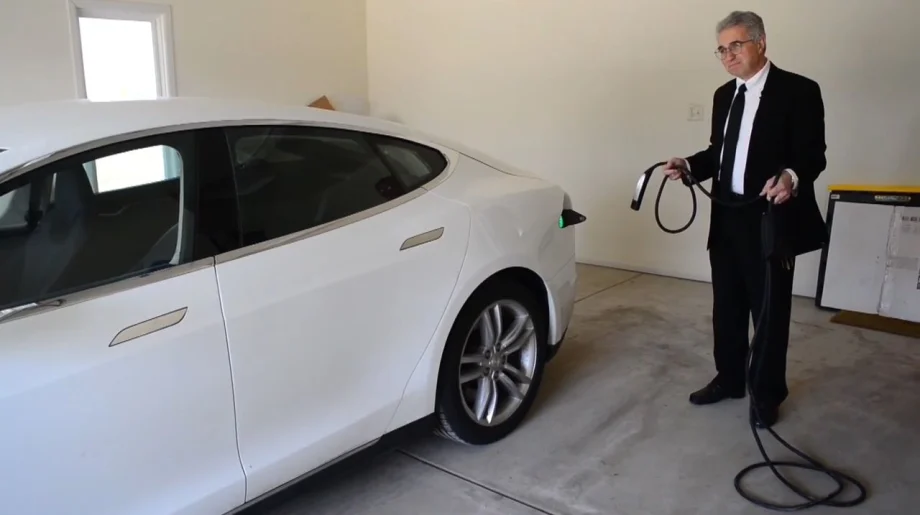 ‘King of Lemon Laws’ Files Suit Against Tesla